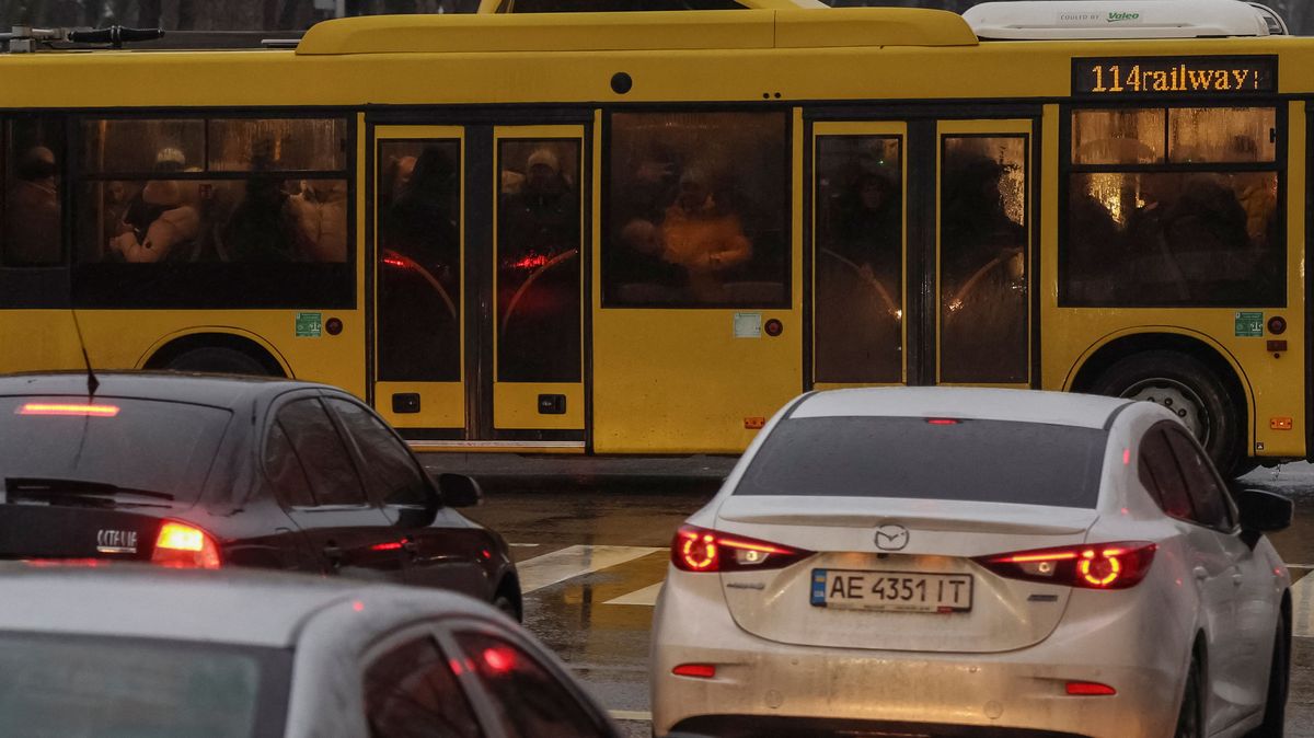 V Kyjevě kvůli nedostatku elektřiny přestaly jezdit tramvaje a trolejbusy